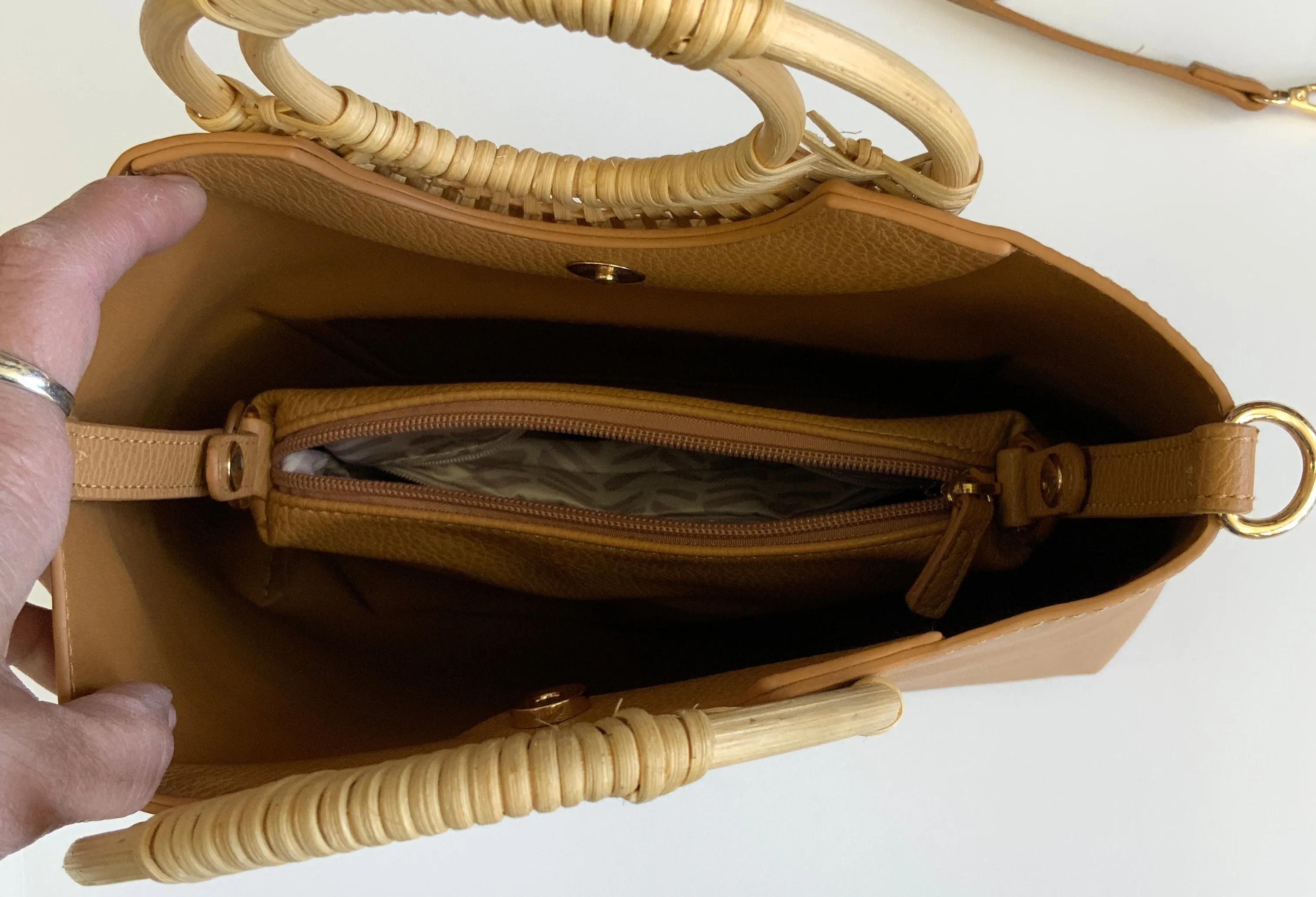 Handbag By Clothes Mentor  Size: Medium